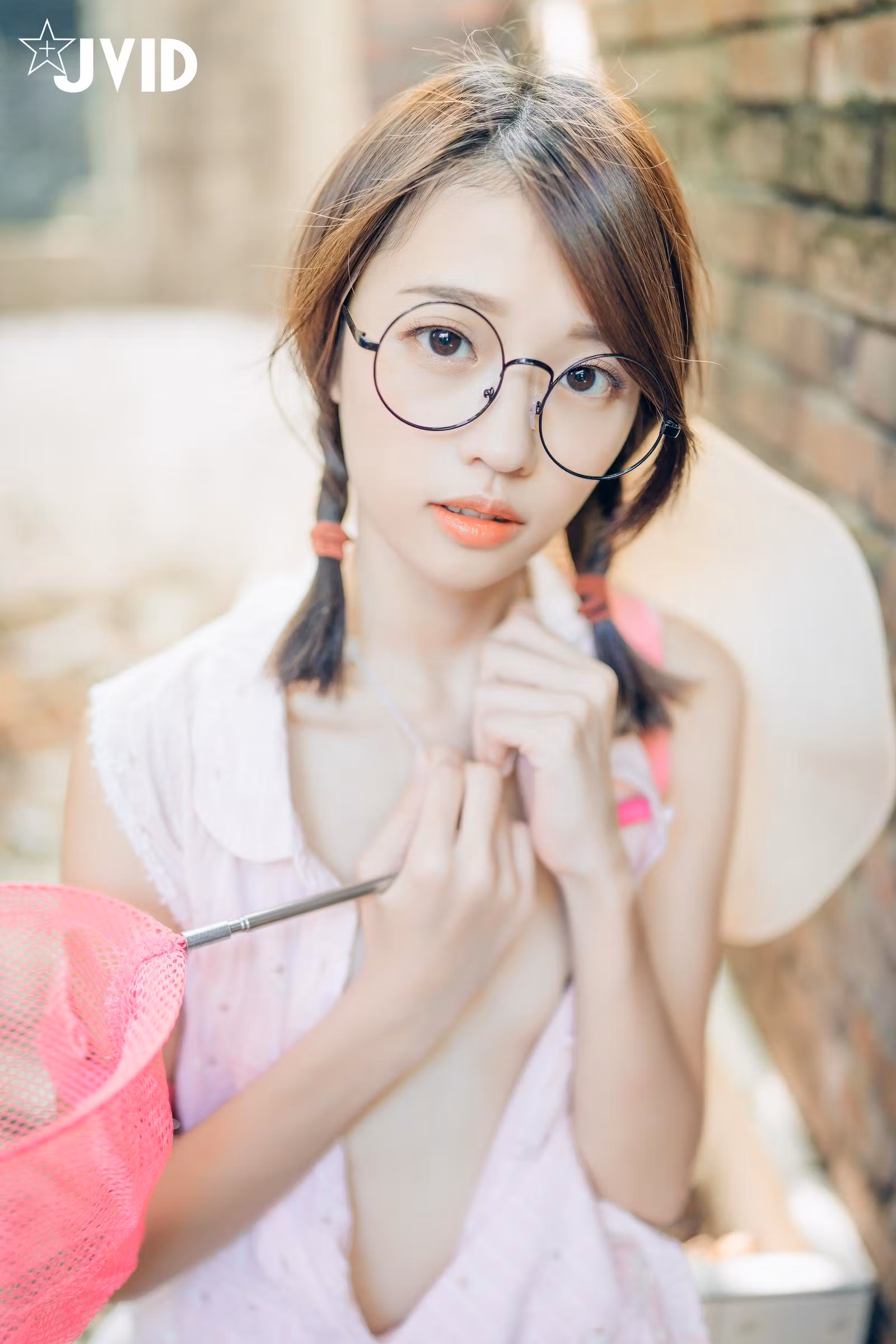 褪去清纯连衣裙后显露丰满美臀翘臀线条